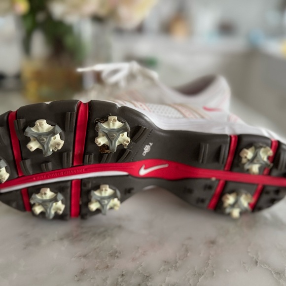 Women’s Nike Gold Shoes size 9.5 only worn twice - Picture 2 of 3